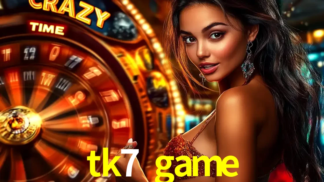 Mulher ao lado da roda de prêmios do jogo de cassino ao vivo Crazy Time, um dos shows de jogos mais emocionantes oferecidos pela plataforma de apostas tk7 game.