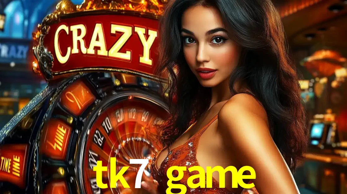 Mulher glamourosa olhando para a câmera com a roda vermelha do Crazy Time ao fundo em um ambiente de cassino, destacando a emoção dos jogos ao vivo no tk7 game.