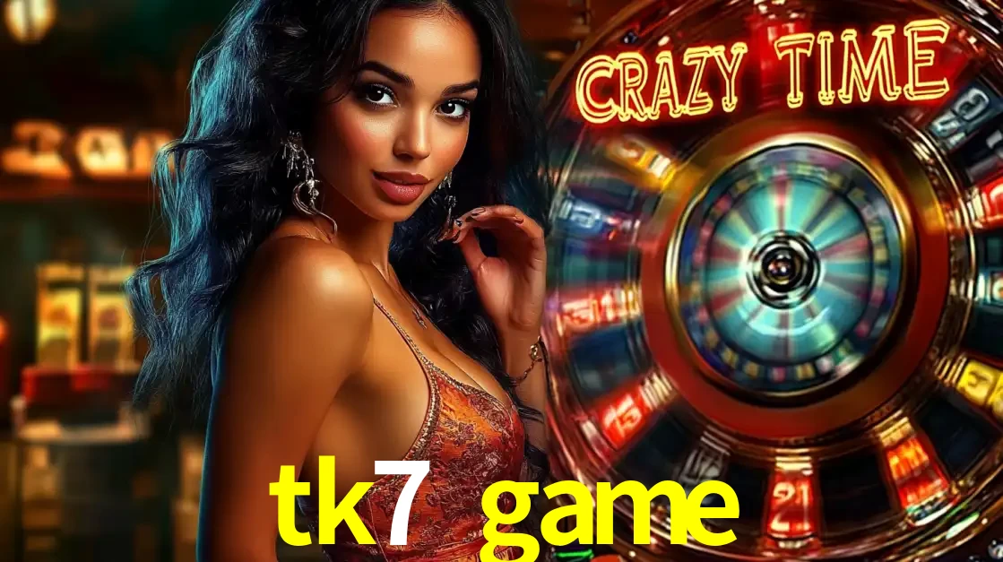 Mulher elegante ao lado da vibrante roda da fortuna do jogo de cassino ao vivo Crazy Time, um dos game shows mais populares e cheios de prêmios do tk7 game.